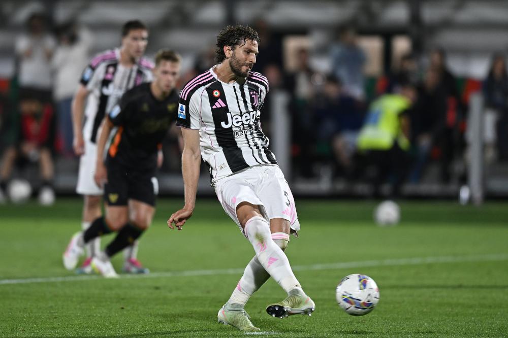 詹姆斯：亚当斯强的离谱，全队人加上教练组、安保才能卡住他